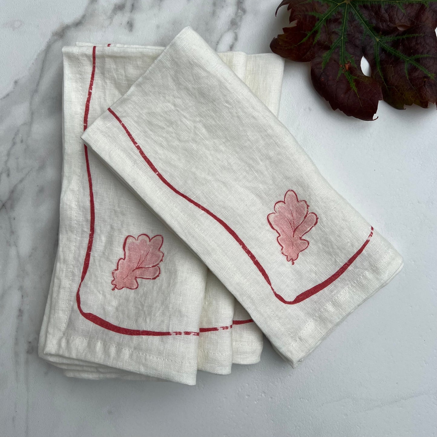 A single oak leaf, with its curvy and soft contour lines makes the perfect pairing for our Grace tablecloth. A single oak leaf, with its curvy and soft contour lines makes the perfect pairing for our Grace tablecloth.