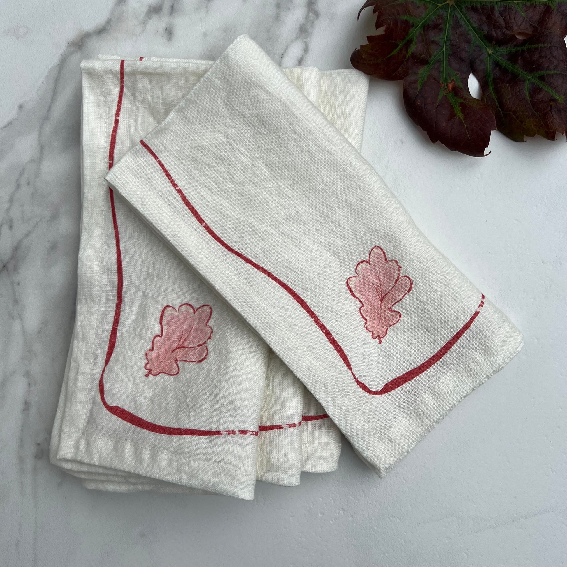 A single oak leaf, with its curvy and soft contour lines makes the perfect pairing for our Grace tablecloth. A single oak leaf, with its curvy and soft contour lines makes the perfect pairing for our Grace tablecloth.