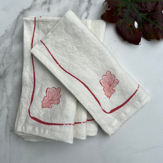 A single oak leaf, with its curvy and soft contour lines makes the perfect pairing for our Grace tablecloth. A single oak leaf, with its curvy and soft contour lines makes the perfect pairing for our Grace tablecloth.