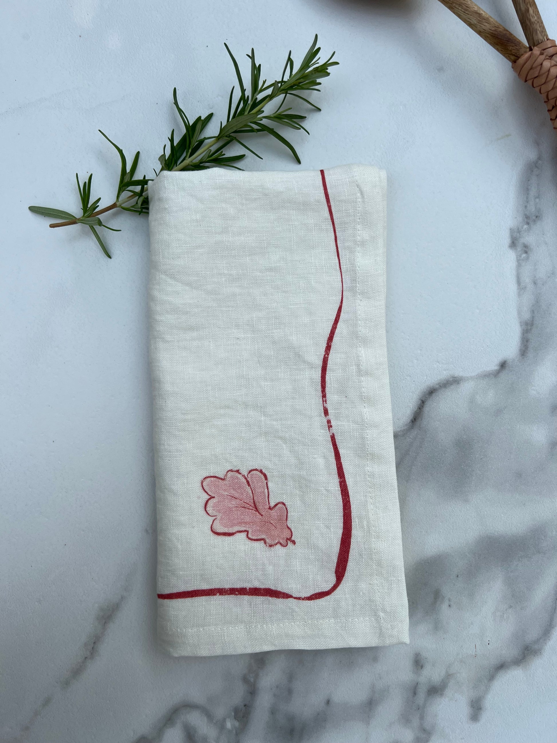 A single oak leaf, with its curvy and soft contour lines makes the perfect pairing for our Grace tablecloth.