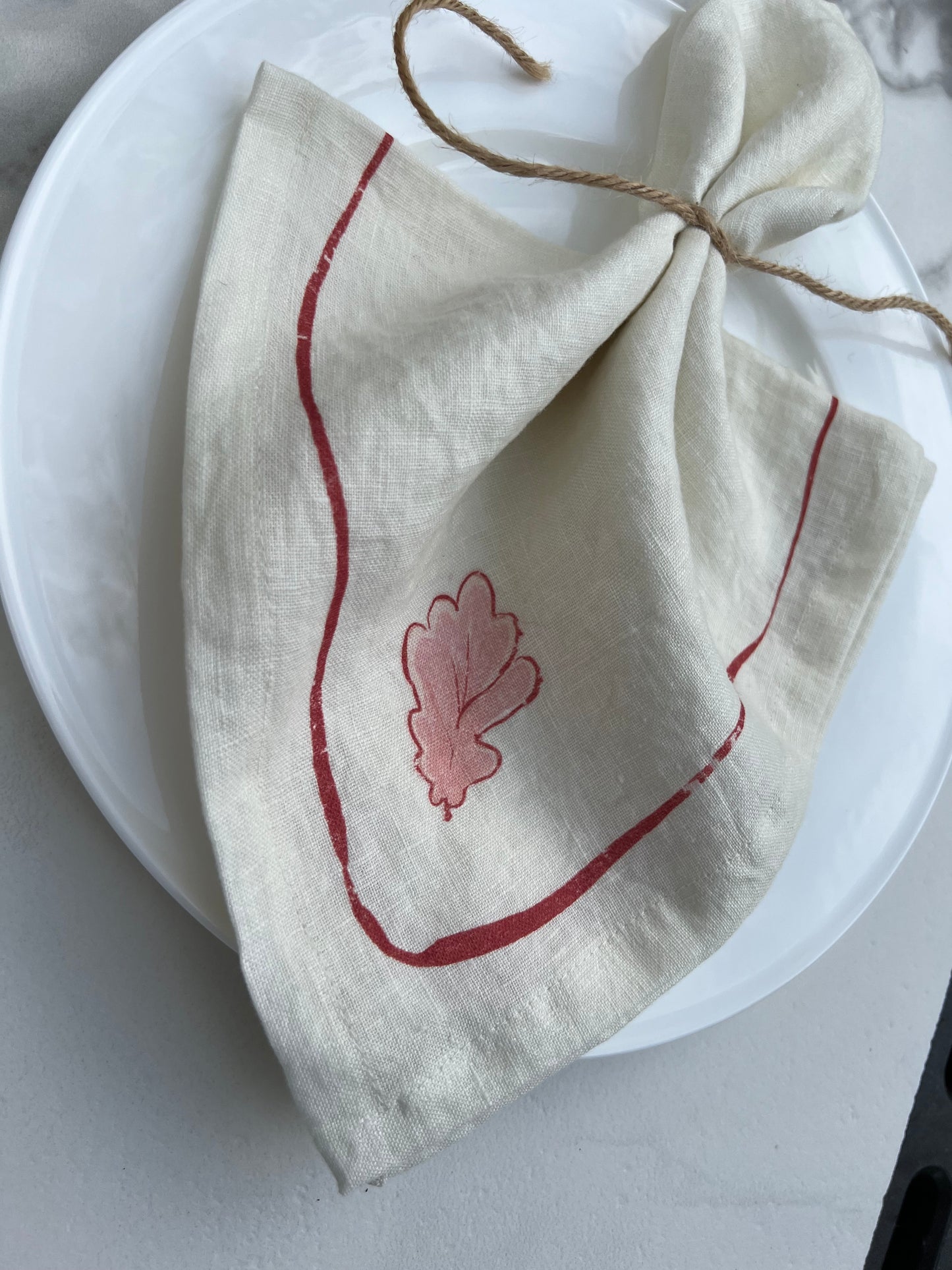 A single oak leaf, with its curvy and soft contour lines makes the perfect pairing for our Grace tablecloth.