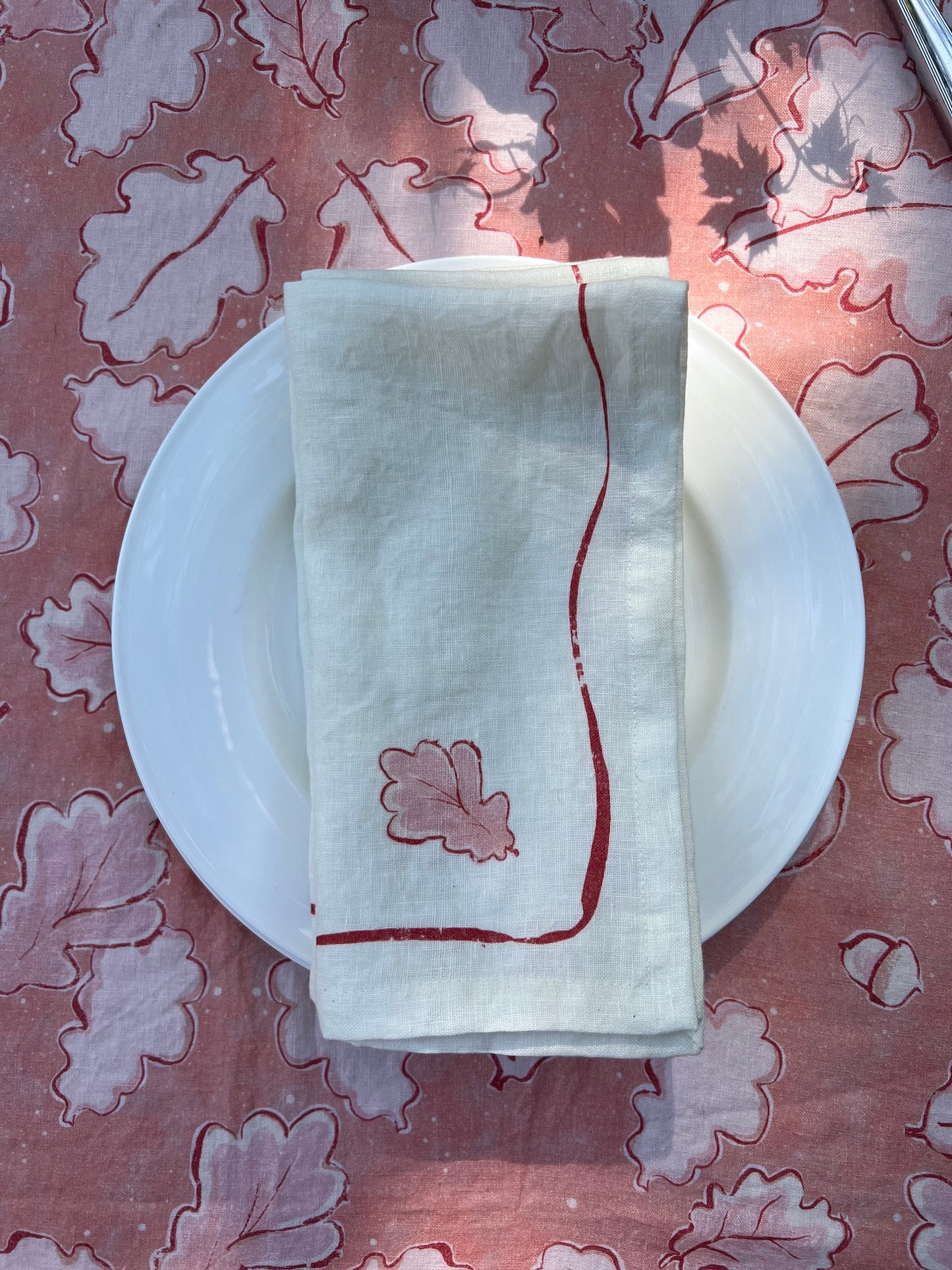 A single oak leaf, with its curvy and soft contour lines makes the perfect pairing for our Grace tablecloth.