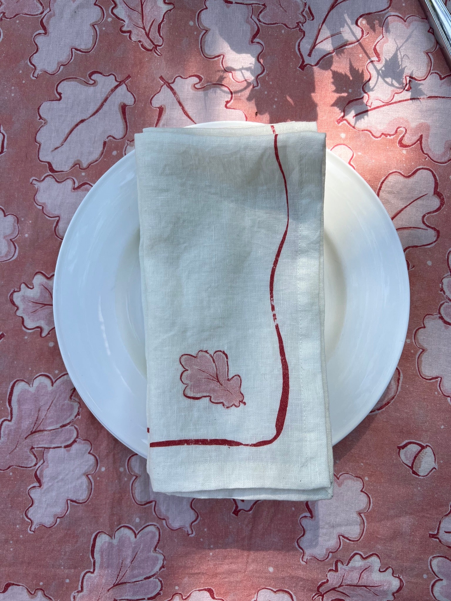 A single oak leaf, with its curvy and soft contour lines makes the perfect pairing for our Grace tablecloth.